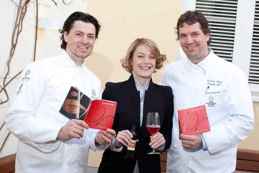  http://pressefotos.at/m.php?g=1&u=84&dir=201104&e=20110405_j&a=event Präsentation des neuen Restaurantguides der Jeunes Restaurateurs d`Europe-Österreich im Wiener Restaurant Hill: Im Bild (von links): Thomas Dorfer (Genießerhotel Landhaus Bacher, Vize-Präsident); Elke Winkens (Schauspielerin); Thorsten Probost (Burg Vitalhotel Lech, Präsident JRE - Österreich)