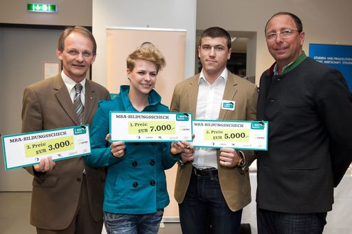http://pressefotos.at/m.php?g=1&u=66&dir=201104&e=20110405_m&a=event
Im Bild v.l.n.r.: 3 Preisträger des MBA-Austria Infotags und
Markus Gruber (GF GPK)