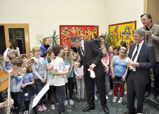 Am Weltgesundheitstag verteilt Gesundheitsminister Alois Stöger gemeinsam mit dem Kärntner Landeshauptmann-Stellvertreter Peter Kaiser an Kärnter Schulen wie hier an der Volksschule St. Stefan im Lavanttal