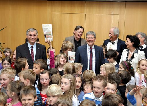 Vorschau Bild von Am Weltgesundheitstag verteilt Gesundheitsminister Alois Stöger gemeinsam mit dem Kärntner Landeshauptmann-Stellvertreter Peter Kaiser an Kärnter Schulen wie hier an der Volksschule St. Stefan im Lavanttal