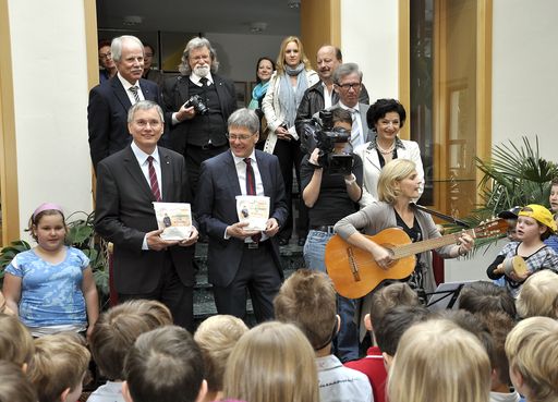 Vorschau Bild von Am Weltgesundheitstag verteilt Gesundheitsminister Alois Stöger gemeinsam mit dem Kärntner Landeshauptmann-Stellvertreter Peter Kaiser an Kärnter Schulen wie hier an der Volksschule St. Stefan im Lavanttal