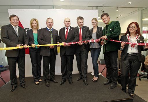  http://pressefotos.at/m.php?g=1&u=71&dir=201104&e=20110406_b&a=event
Dr. Herbert Götz (Vorstandsdirektor Österreichische Post AG) Gerhard Dörfler (Landeshauptmann), Byron Haynes (Generaldirektor BAWAG P.S.K), Dr. Wolfgang Klein (Vorstandsdirektor BAWAG P.S.K.), Valentina Schlager (Miss Austria), Christian Scheider (Bürgermeister der Stadt Klagenfurt) und Mag. Ingrid Galli (Filialleiterin)