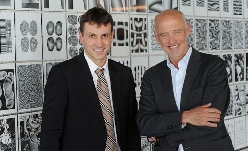 In der d. swarovski tourism services gmbh kommt es Ende dieses Jahres zu einem planmäßigen Generationswechsel: Stefan Isser (li) folgt Andreas Braun (re) als Geschäftsführer der drei STS-Standorte - SWAROVSKI KRISTALLWELTEN, SWAROVSKI WIEN und SWAROVSKI INNSBRUCK.