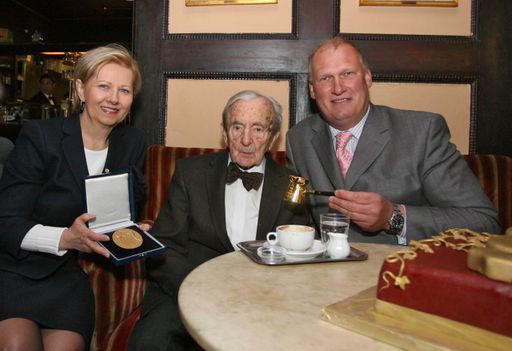  http://pressefotos.at/m.php?g=1&dir=201104&u=52&a=event&e=20110408_y 100er Geburtstag Leopold Hawelka - WKW und Kaffeehäuser überreichen Auszeichnung. v.l.n.r.: Brigitte Jank (Präsidentin Wirtschaftskammer Wien), Leopold Hawelka, Berndt Querfeld (Obmann Wiener Kaffeehäuser).