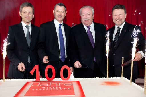 Im Bild v.l.n.r.: Staatssekretär Dr. Josef Ostermayer, Präsident der Mietervereinigung Georg Niedermühlbichler, Bürgermeister der Stadt Wien Dr. Michael Häupl und Wohnbaustadtrat Dr. Michael Ludwig