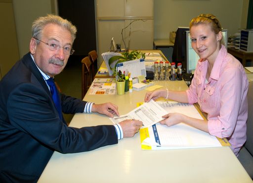 Mit seiner Unterschrift am Gemeindeamt Sieghartskirchen unterstützt AKNÖ-Präsident Hermann Haneder das Volksbegehren Bildungsinitiative "Österreich darf nicht sitzen bleiben".