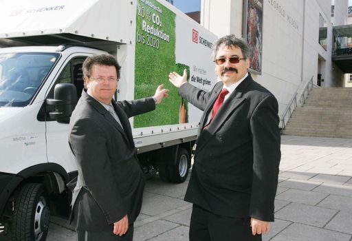 http://pressefotos.at/m.php?g=1&u=68&dir=201104&e=20110413_w&a=event
Wien - Dir. Alexander Schaffer, Leiter der DB Schenker Geschäftsstelle Wien-Albern, und Christian Wojta, Regionalgeschäftsführer Wien Energie Vertrieb und Geschäftsführer der EAA-EnergieAllianz Austria, präsentierten im Museumsquartier den ersten Erdgas-Lkw von DB Schenker, der im Verteilerverkehr in der Wiener City eingesetzt wird.