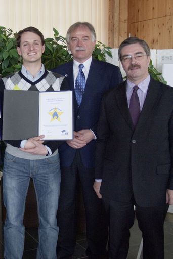 Mit dem Gartenhotel Pfeffel wurde das erste Hotel Österreichs mit dem "Safehotel Star" ausgezeichnet. (v.l.n.r.) Alexander Pfeffel (Gartenhotel & Weingut Pfeffel, Dürnstein in der Wachau), Dr. Dieter Nüssler (FEU, Deutschland und Europaverantwortlicher für "Safehotel Star") und Hermann Paschinger (Obmann 50plus Hotels Österreich).