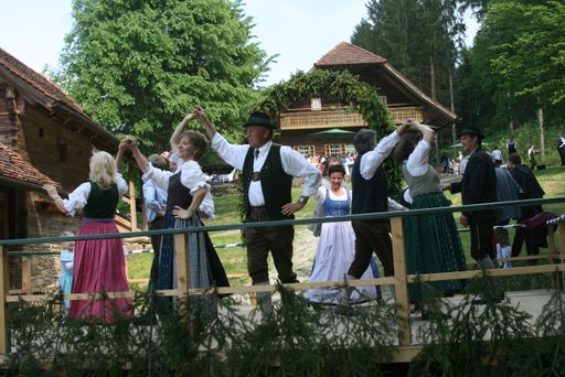 Zünftiges Tänzchen beim Landlust-Kirtag am 1. Mai 2011.