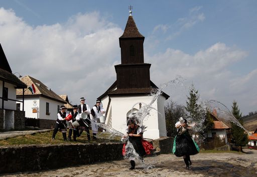 Volksbrauch Mädchen -Begießen am Ostermontag in Hollóko