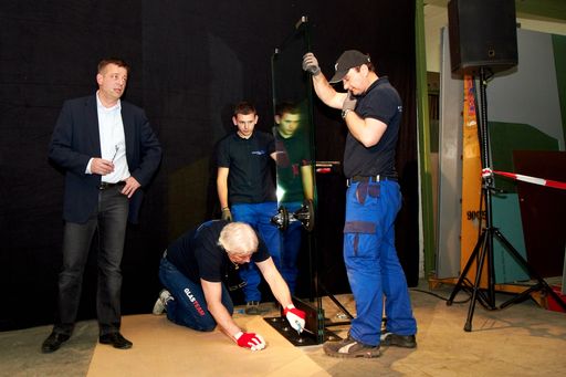 Vorschau Bild von http://pressefotos.at/m.php?g=1&u=43&dir=201104&e=20110414_g&a=event
Heinz Haring (Geschäftsführender Gesellschafter Fritsch Stiassny) bei der technischen Vorführung der Demontage