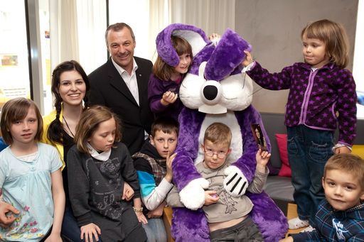 http://pressefotos.at/m.php?g=1&u=66&dir=201104&e=20110414_k&a=event
Im Bild: Kinder des SOS-Kinderdorf in Wien mit dem
Milka Schmunzelhasen und Conny Mooswalder (Gewinnerin "Helden von
morgen") sowie Erwin Roßmann (SOS-Kinderdorf Wien Geschäftsführer)