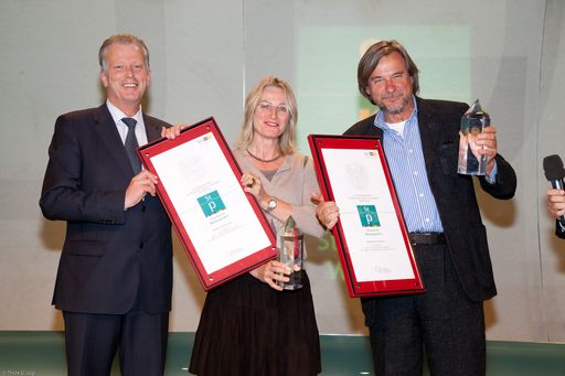Staatspreis Werbung 2011. Wirtschaftsminister Mitterlehner zeichnete in der Kategorie Print/Outdoor Mag. Martina Hörmer von der Ja! Natürlich Naturprodukte Ges.m.b.H. sowie Franz Merlicek von Demner, Merlicek & Bergmann mit dem Staatspreis aus