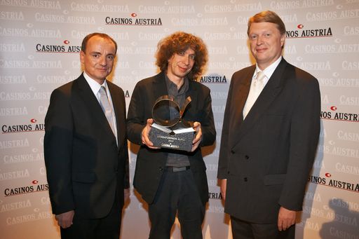 Im Bild v.l.n.r.: Christian Jahl (Leiter der Hauptbücherei Wien), Thomas Stangl (Gewinner Literaturpreis Alpha 2010), Vorstandsdirektor Casinos Austria Mag. Dietmar Hoscher)