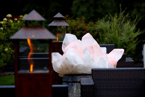  Kristalle und Edelsteine haben schon die Großeltern der jetzigen Hoteliersfamilie fasziniert und inspiriert, um der vor mehr als 50 Jahren erbauten Hotelpension, den Namen "Kristall" zu geben.