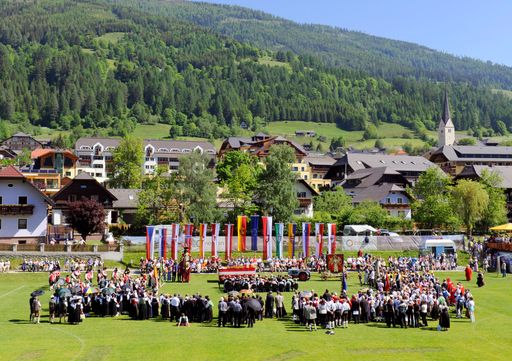  5. Chorfestival "Feuer und Stimme", hier das große Fest am Sportplatz mit der Pfarrkirche rechts hinten, Chöre aus allen 9 Bundesländern sowie aus Norwegen, Slowenien und Tschechien waren 3 Tage im Lungau