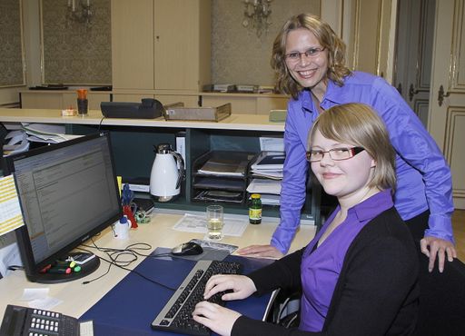Ministerin Karl mit Michaela Bango, Lehrling im BMWF