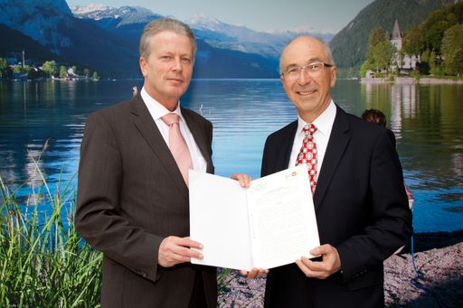Reinhold Mitterlehner mit Franz Kassel, dem Präsidenten des Verbands alpiner Vereine Österreichs, bei der Tourismuskonferenz in Linz