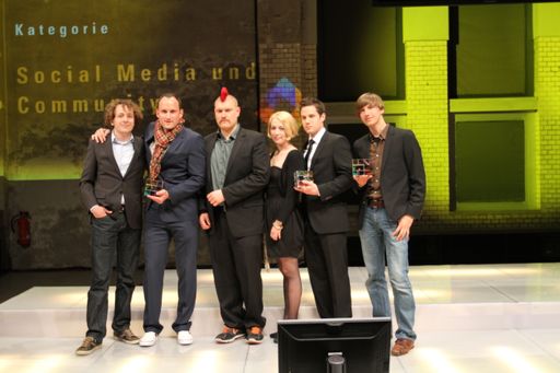  Im Bild (v.l.n.r.): Mario Stockhausen/Johannes Stock, beide von Basser, Bergmann & Kindler Ludwigsburg für das Projekt: "Porsche: Thank. you. A 1,000,000 times", Sascha Lobo, Jurymitglied, Barbara Holzbauer und Bernhard Forst von T-Mobile Austria für Philippes Projekt und Kai Blisch von der Maria GmbH für die "Simpleshow"