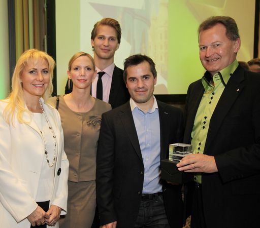  Familie Ultsch freut sich mit den Hoteldirektoren Christine Leitner (Linz) und Martin Jung (Graz).