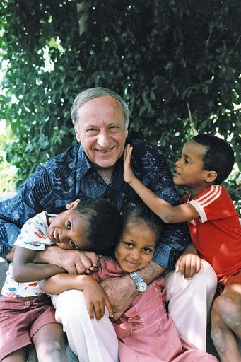 Hermann Gmeiner im SOS-Kinderdorf auf den Kap Verden.