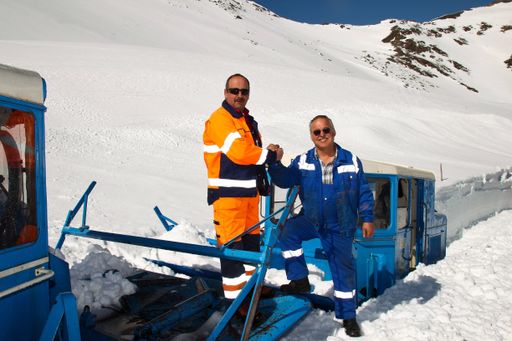 v.l.n.r.: Leonhard Wallner (Heiligenblut)und Josef Lechner (Kärnten), Zusammentreffen der Schneefräsen beim Durchstich Grenze Salzburg - Kärnten (Passhöhe Hochtor 2.504 m).