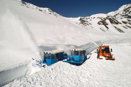 Vorschau Bild von Großglockner Hochalpenstraße - Durchstich nach der vollendenten Schneeräumung auf der Großglockner Hochalpenstraße.