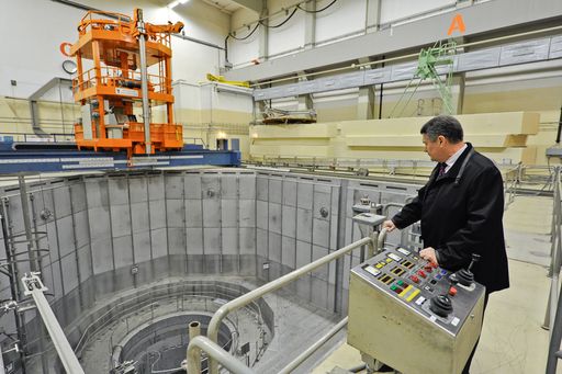 Anatoly N. Tkachuk, der Mann, der im Innersten des explodierten Reaktors von Tschernobyl war und als einziger überlebt hat. In Zwentendorf besichtigte er die Technologie der Vergangenheit, die an so vielen Orten noch Gegenwart ist.