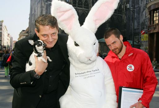  http://pressefotos.at/m.php?g=1&u=68&dir=201104&e=20110420_v&a=event
Maskottchen Bunny Belle wird unterstützt von Dieter Chmelar