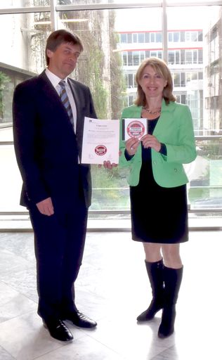 Übergabe des Spendengütesiegels durch Mag. Herbert Houf als Repräsentant der KWT an die Präsidentin des Vereins Prof. Dr. Erika Jensen-Jarolim.