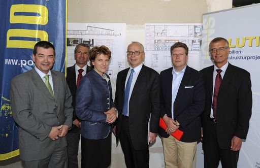 V.l.n.r.: Ing. Friedrich Gruber (PORR Solutions Geschäftsführer), MMag. Gerhard Schöffthaler (PORR Solutions), Bürgermeisterin Mag.a Christine Oppitz-Plörer, Dipl.-Ing. Klaus Ortner, Mag. Michael Wurzinger (PORR Solutions Geschäftsführer), Ing. Herbert Gigler (Leitung NL Tirol, PORR BAu GmbH)