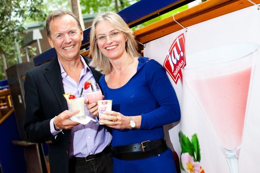  http://pressefotos.at/m.php?g=1&u=84&dir=201104&e=20110426_j&a=event
Im Bild v.l.n.r.: Ossi Schellmann (summerstage) und Martina Hörmer (Ja! Natürlich Geschäftsführerin)