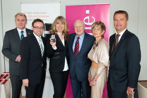  (v.l.n.r.): Reinhard Hundsmüller (Arbeiter-Samariter-Bund Österreichs), Johannes Weinzierl, (Hartlauer), Eveline Pupeter-Fellner (emporia), Karl Blecha (Präsident des Österreichischen Seniorenrates), Ingrid Korosec (Bundesobmann-Stellvertreterin des Österreichischen Seniorenbundes und Landesvorsitzende des Wiener Seniorenbundes), Stefan Gubi (Geschäftsführer Vertrieb und Service T-Mobile Austria).