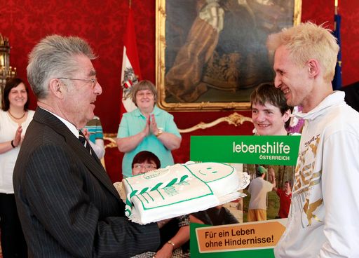  Die "Leichte Sprache" hält Einzug in die Hofburg in Form einer Torte.