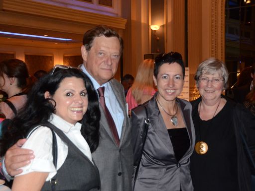 Vorschau Bild von Prof. Dr. Ernst Wolner, Ehrenpräsident des Österr. Verbandes des Herz- und Lungentransplantierten inmitten des Frauennetzwerkes Tera-Vienna