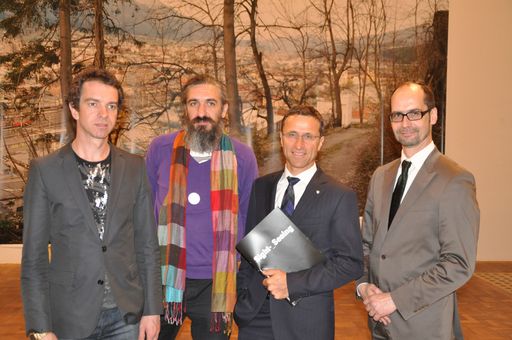  Michael Danner, Fotograf, Jörg Koopmann, Co-Kurator und Fotograf, Josef Margreiter, GF der Tirol Werbung sowie Peter Bogner, Direktor des Küntlerhauses Wien (von li. nach re.), luden zur Eröffnung der Ausstellung.