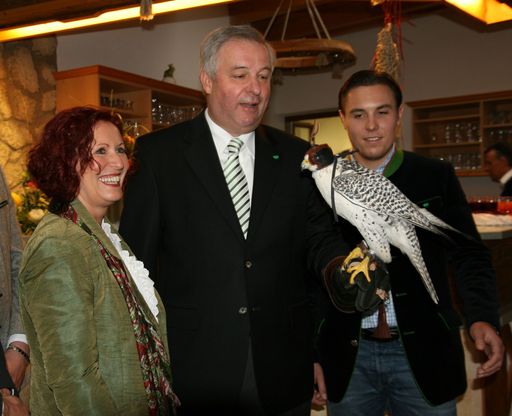 v.l.n.r.: Wildpark-GF Doris Wolkner, Tourismusreferent LH-Vize Hermann Schützenhöfer mit Falken und Vize-GF Jürgen Müller