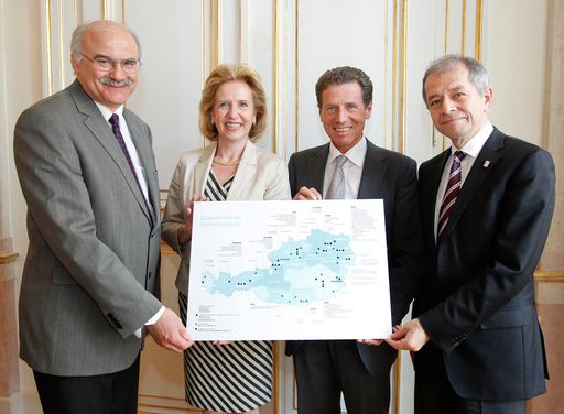  Minister Karlheinz Töchterle mit der Expertengruppe (v.l.n.r.): Eberhard Menzel, Andrea Schenker-Wicki und Antonio Loprieno