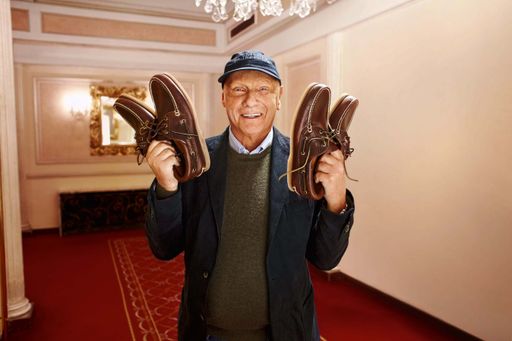  Niki Lauda beim Sparen: schnell mal in der Hotelhalle die Schuhe putzen.