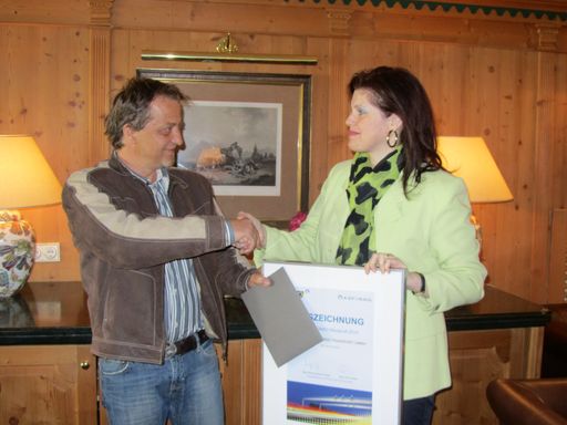 V.l.n.r.: Kilian Viehhauser, "Mautprofi 2010" und Geschäftsführer der Kilian Viehhauser Transport GmbH, Beate Appinger-Ziegler, kfm. Geschäftsführerin ASFINAG Maut Service GmbH