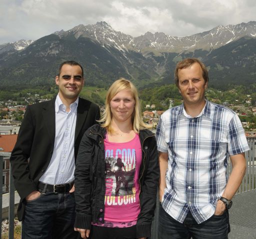 Vorschau Bild von Das Team von Mountain News in Innsbruck (v. l.): Dr. Eduardo Santander (Europachef), Bettina Pickl (Content Producerin), Peter Freiberger (Redaktionsleiter).
