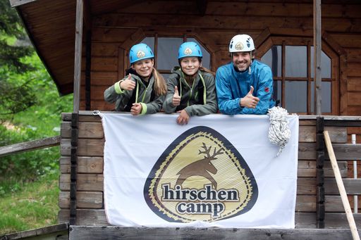 Vorschau Bild von Zwei "Alpen Rangerinnen" - diese Auszeichnung wird nach einer Hirschen-Camp-Woche verliehen - mit Mannitou-Betreuer Martin Veit.