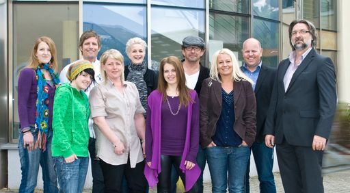  Das Best Ferias - Team v.l.: Julia Hitthaler - Redaktion; Maria Kröll - Creativ-Directrice; Florian Amor - Key-Account, Beratung; Simone Riml - Verkauf; Lisa Geiger - Medienberatung & Verkauf; Stephanie Kröll - Controlling, Verwaltung, Organisation; Richard Sonntag - Redaktionsleitung; Doris Jud - Medienberatung, Verkauf; Stephan Erler - Projektleiter, Key-Account; Christian Knapp - Medieninhaber, Gesamtleitung