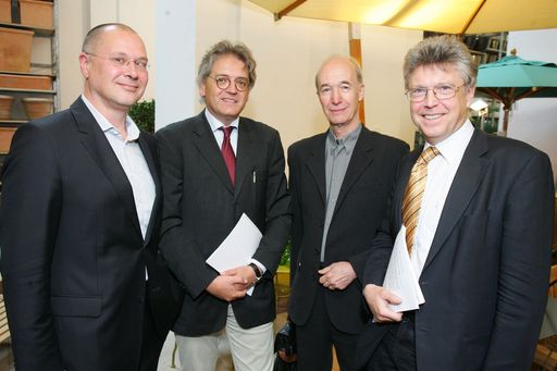 http://pressefotos.at/m.php?g=1&u=68&dir=201105&e=20110504_f&a=event
Weltweit erstes orales Medikament bietet mit neuem Wirkmechanismus Hoffnung für Betroffene. Im Bild v.l.n.r.: Univ.- Prof. Dr. med. Thomas Berger (Facharzt für Neurologie und Psychiatrie, Med Uni Innsbruck), Univ.- Prof. Dr. med. Karl Vass (Facharzt für Neurologie, AKH Wien), Prim. Dr. med. Ulf Baumhackl (Facharzt für Neurologie und Psychiatrie, Wien) und Univ.- Prof. Dr. med. Franz Fazekas (Facharzt für Neurologie, Med Uni Graz).