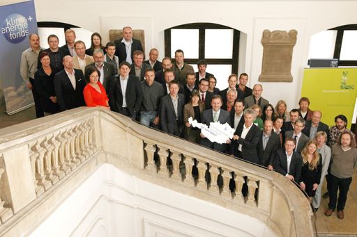 Im Bild: Umweltminister Niki Berlakovich, Klima- und Energiefonds Geschäftsführer Ingmar Höbarth und die RegionsmanagerInnen der bisherigen Klima- und Energiemodellregionen.