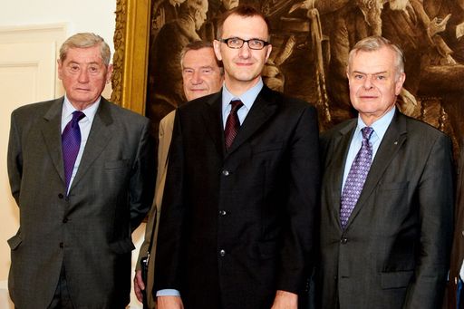 http://pressefotos.at/m.php?g=1&u=43&dir=201105&e=20110505_a&a=event
Im Bild v.l.n.r. Dr. Hannes Androsch, Prof. Gunther Tichy (Mitglied der ÖAW), Mag. Mag. Dr. Dr. Markus Knell und Prof. Dr. Helmut Denk (Präsident der ÖAW)