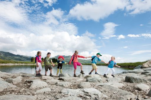  In den Family Tirol Dörfern kennt man keine Langeweile - steht doch jeder Sommer unter einem neuen Motto. In diesem Jahr ist Kobold Kuno der "Schirmherr" für das Programm: Rote, strubbelige Haare, riesengroße Flossen-Füße und schlaksige braune Arme und Beine - so stellt sich der freche kleine Kerl den Kindern vor.