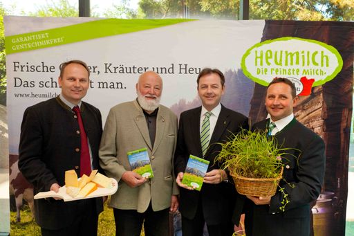  v.l.n.r.: Präsentierten die Gräser- und Kräuterfibel: Andreas Geisler,  Sepp Forcher, Niki Berlakovich und Karl Neuhofer.