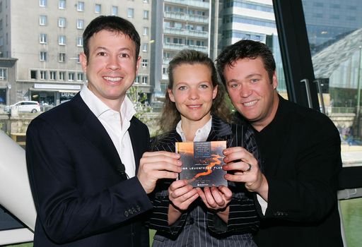  http://pressefotos.at/m.php?g=1&u=68&dir=201105&e=20110505_q&a=event
Wien - QUINTON und Johanna Doderer präsentieren die Doppel-CD zu "Der leuchtende Fluss". Ungewöhnlich für ein zeitgenössisches Werk, trägt die Oper tonale Züge und öffnet damit die Welt moderner, klassischer Musik einem breiteren Publikum.