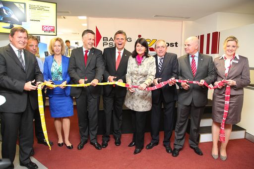 Personen v.l.n.r.: Herbert Götz (Vorstand Post), Karin Nistelberger (Post), Wolfgang Klein (Vorstand BAWAG P.S.K.), Konrad Erlmoser (Vertriebsdirektor Salzburg, BAWAG P.S.K.), Gabi Burgstaller (Landeshauptfrau), Heinz Schaden (Bürgermeister), Byron Haynes (GenDir. BAWAG P.S.K.). Michaela Vierthaler (Filialleiterin Max-Ott-Platz)